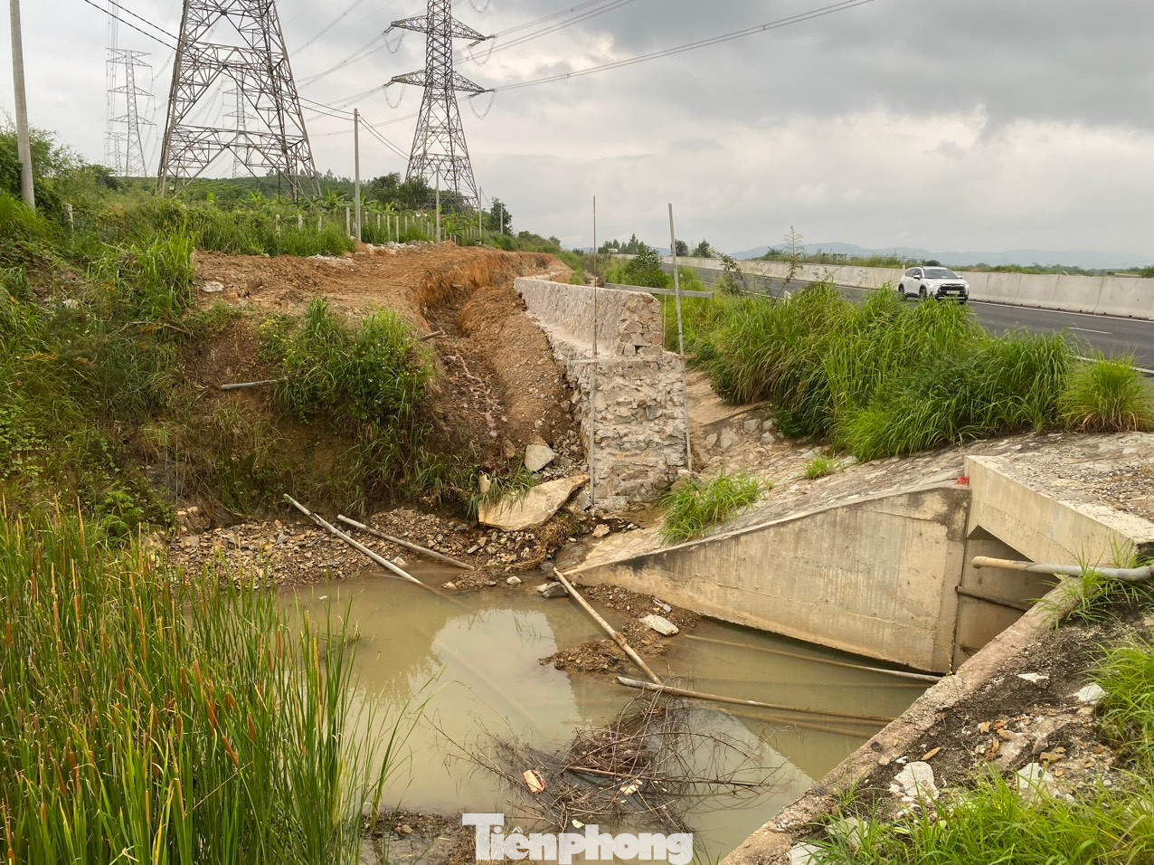 Việc xây dựng hệ thống tường ngăn, trạm bơm nước là hạng mục phát sinh sau khi xảy ra "đại hồng thủy" một năm trước.