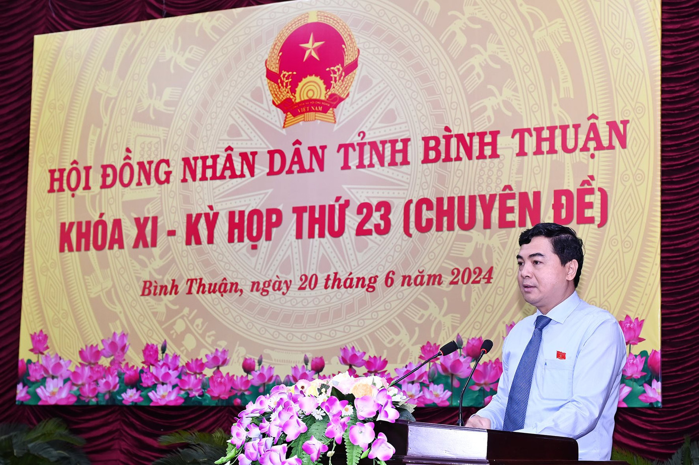 Chủ tịch HĐND tỉnh Bình Thuận Nguyễn Hoài Anh phát biểu khai mạc kỳ họp. Ảnh: Báo Bình Thuận.