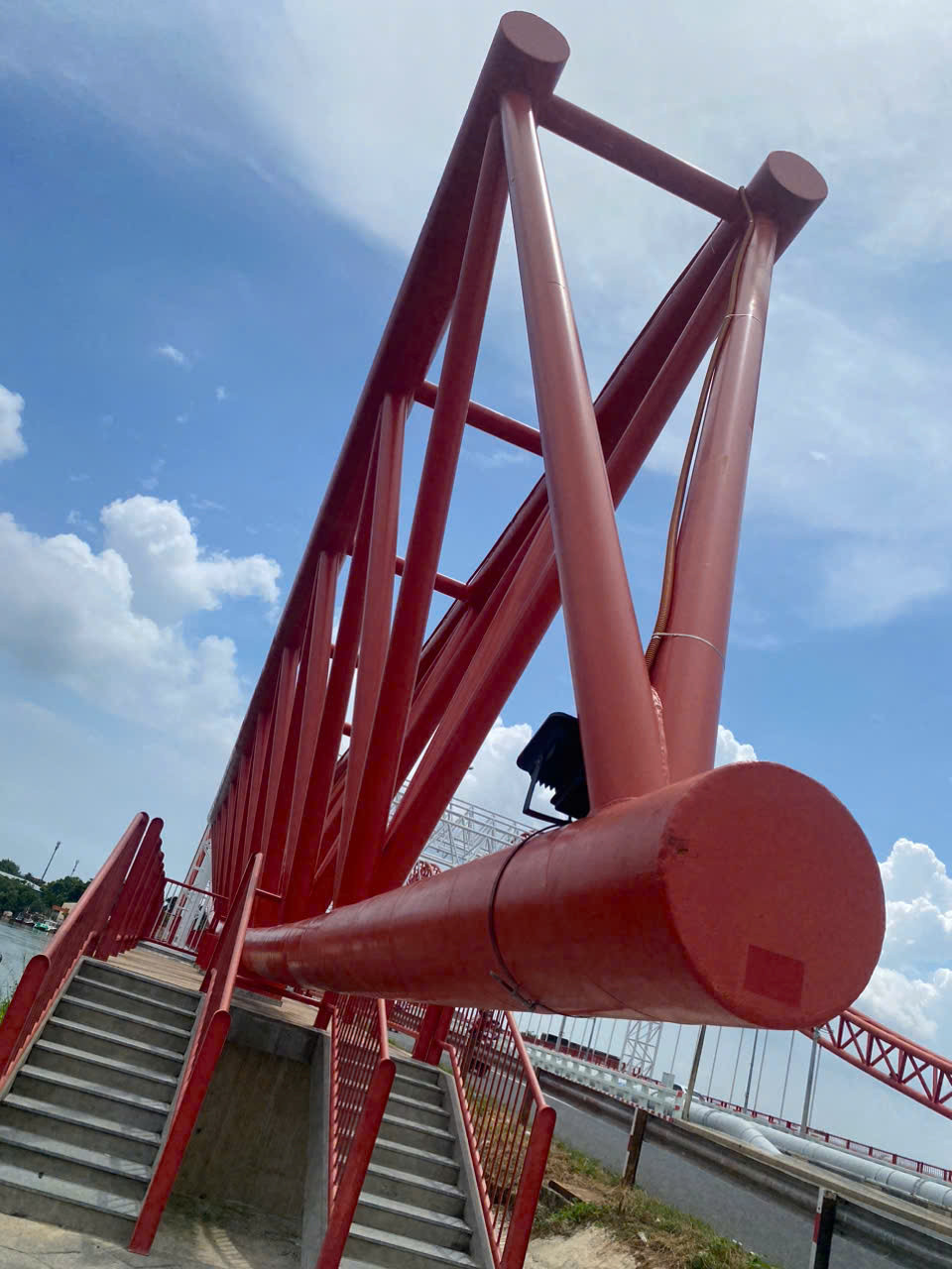 Những khối giàn thép nặng từ 10 - 25 tấn được vận chuyển tới công trường bằng sà lan, sau đó cẩu từ sà lan lên để lắp ghép.