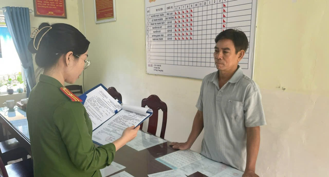 Tống đạt quyết định khởi tố bị can và lệnh cấm đi khỏi nơi cư trú đối với Nguyễn Thanh Huy. Tống đạt quyết định khởi tố bị can và lệnh cấm đi khỏi nơi cư trú đối với Nguyễn Thanh Huy.