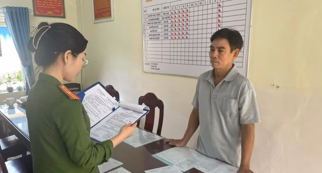 Tống đạt quyết định khởi tố bị can và lệnh cấm đi khỏi nơi cư trú đối với Nguyễn Thanh Huy.