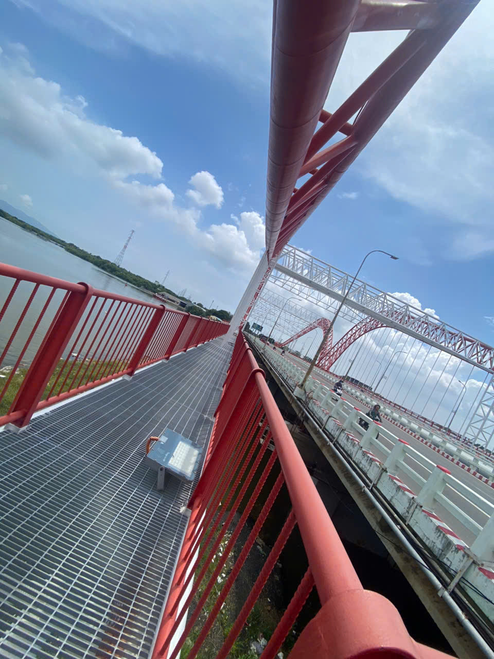 Công trình chỉnh trang cầu còn thiết kế hai lối đi bộ hai bên rộng, lan can cao hơn 1 m.