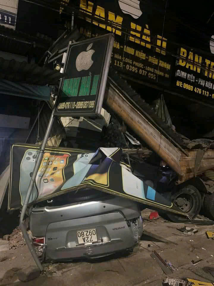 Xe ô tô 7 chỗ mang biển số 72A-092.80 bị lật ngửa. Xe ô tô 7 chỗ mang biển số 72A-092.80 bị lật ngửa.