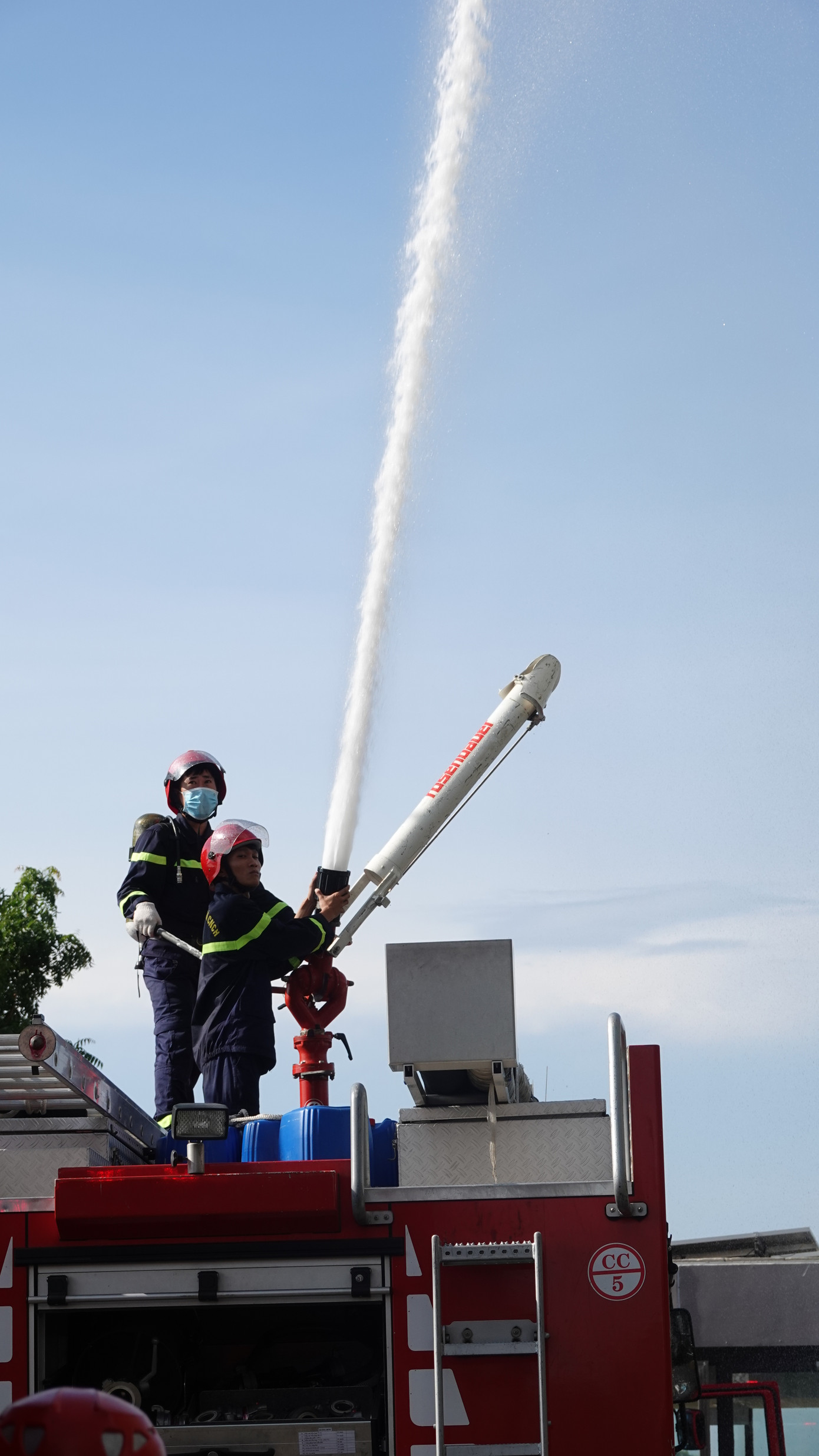 Công an Bình Thuận cũng huy động hơn 30 xe các loại và nhiều phương tiện công cụ khác.