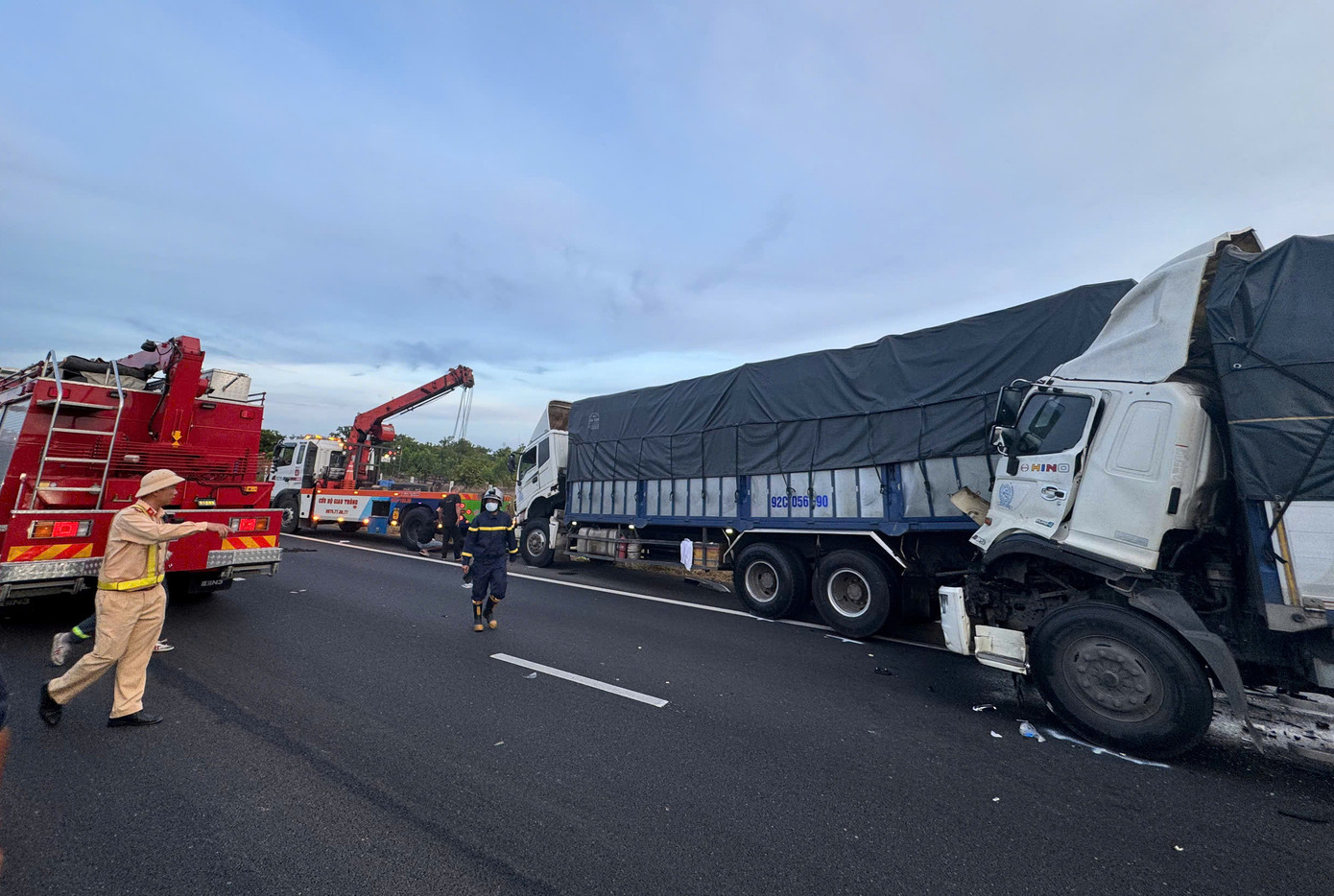 Hai xe tải dính chặt vào nhau sau vụ tai nạn.