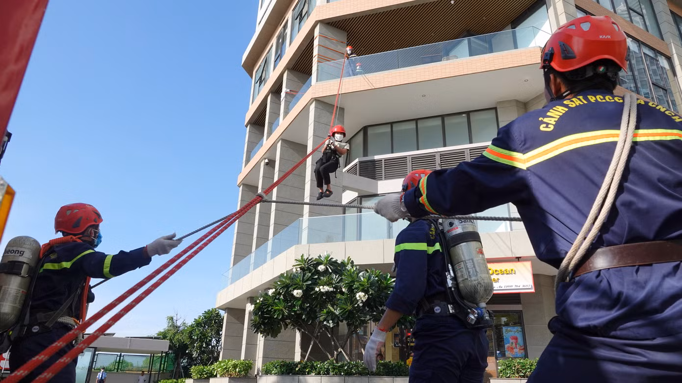 Cụ thể, Công an Bình Thuận huy động lực lượng chữa cháy chuyên nghiệp thuộc Phòng Cảnh sát phòng cháy, chữa cháy và cứu nạn, cứu hộ Công an tỉnh.