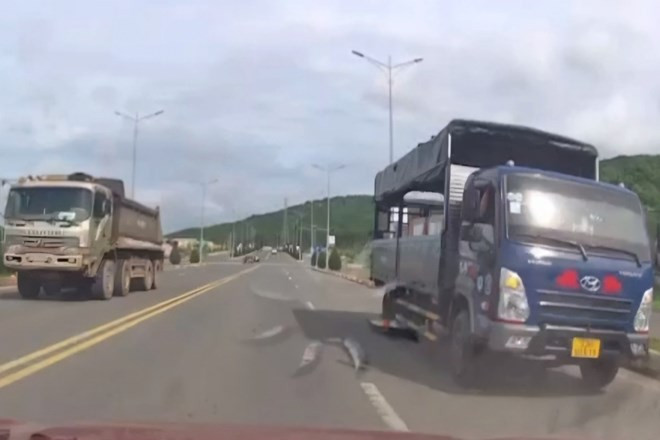 Xe ô tô tải chạy ngược chiều bị camera hành trình ghi lại.