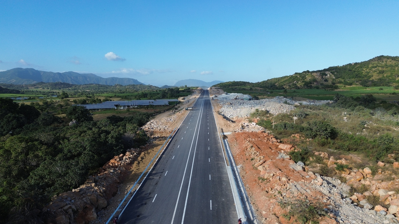 Các đơn vị thi công đang nỗ lực đẩy nhanh tiến độ, hoàn thành các hạng mục còn lại của dự án sớm hơn một tháng so với kế hoạch, sẵn sàng thông xe vào dịp 30/4, kết nối tuyến cao tốc từ TPHCM với tỉnh Khánh Hòa.