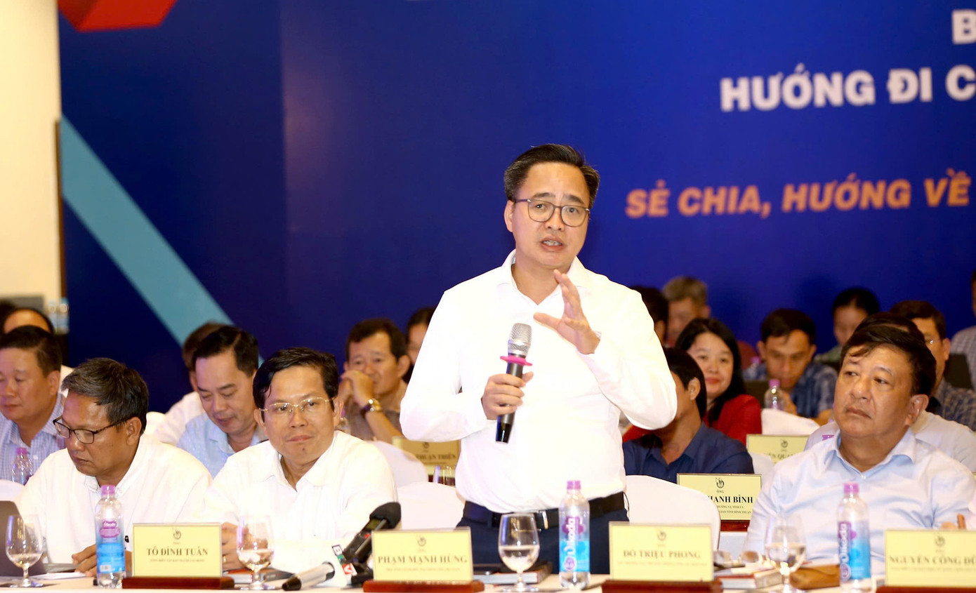 Nhà báo Phạm Mạnh Hùng, Phó tổng Giám đốc Đài Tiếng nói Việt Nam. Nhà báo Phạm Mạnh Hùng, Phó tổng Giám đốc Đài Tiếng nói Việt Nam.