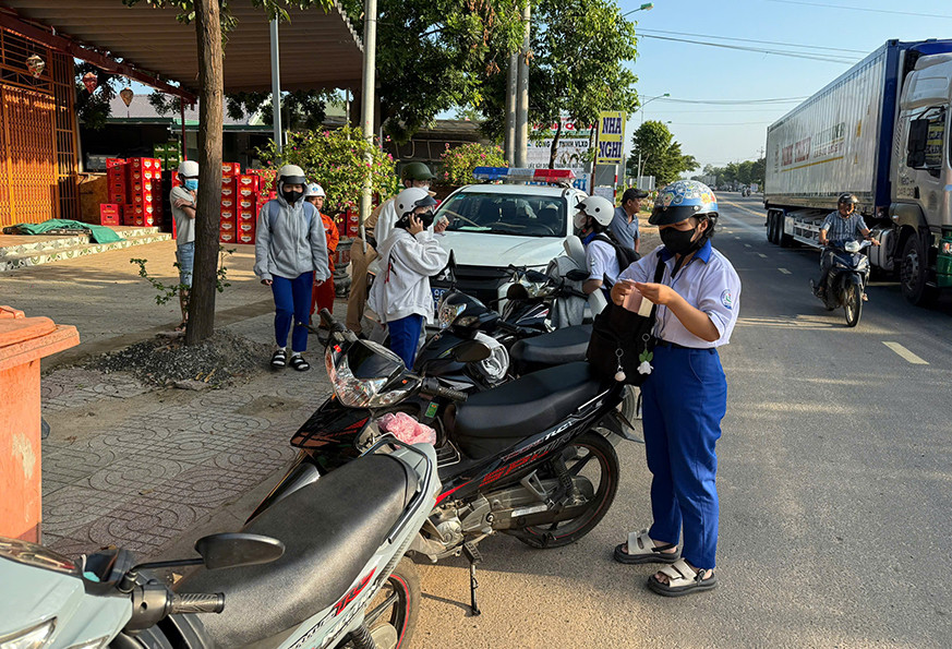 Công an kiểm tra các em học sinh điều khiển xe gắn máy trên quốc lộ 1A, đoạn qua tỉnh Bình Thuận.