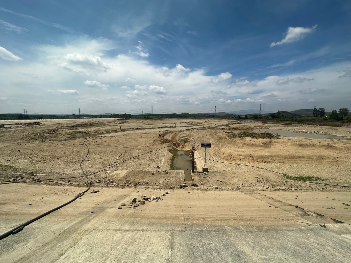 Năm trước, nước hồ Tà Mon còn sử dụng được đến hết cuối tháng 3, nhưng năm nay từ giữa tháng 3 hồ đã cạn không còn nước tưới.