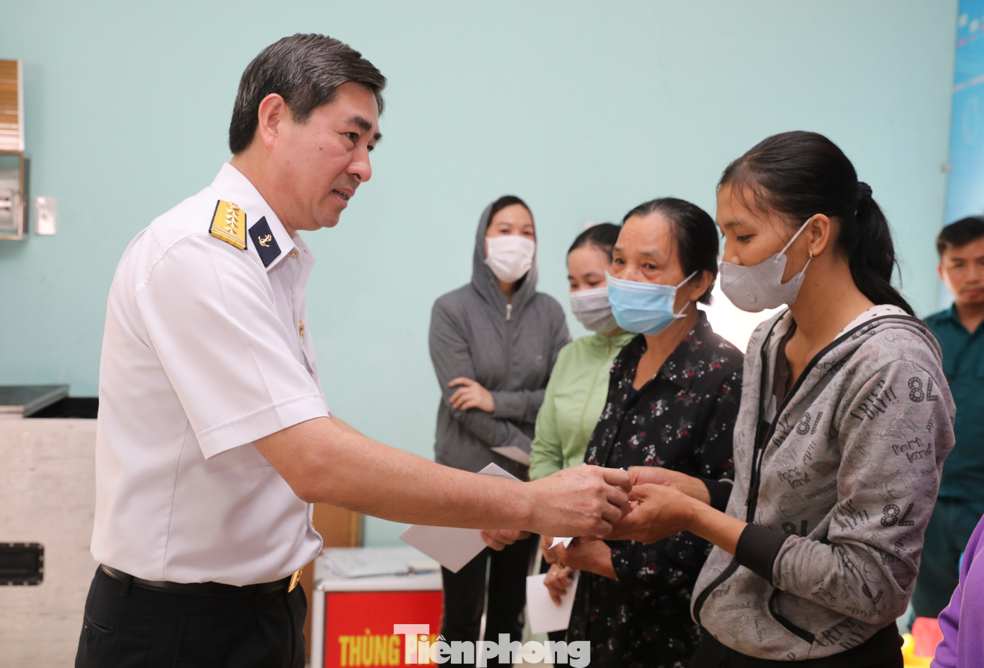 Đại tá Ngô Minh Thuấn, Tổng giám đốc Tổng công ty Tân Cảng Sài Gòn tặng quà cho bà con.