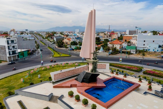 Bình Thuận sẽ tập trung phát triển 3 trụ cột kinh tế đến năm 2030. Bình Thuận sẽ tập trung phát triển 3 trụ cột kinh tế đến năm 2030.