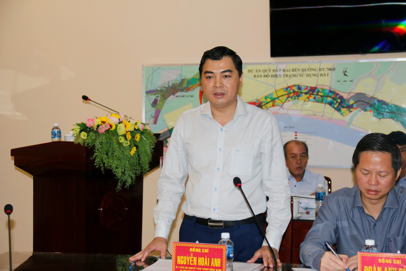 Ông Nguyễn Hoài Anh, Bí thư Tỉnh ủy Bình Thuận yêu cầu các đơn vị cung cấp đầy đủ tài liệu cho đoàn công tác.