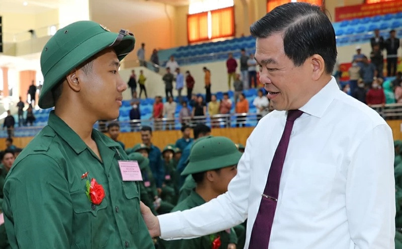 Bí thư Tỉnh uỷ Đồng Nai Nguyễn Hồng Lĩnh động viên tân binh tại huyện Định Quán. Bí thư Tỉnh uỷ Đồng Nai Nguyễn Hồng Lĩnh động viên tân binh tại huyện Định Quán.