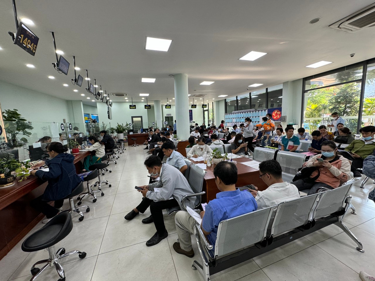 Người dân đi làm hồ sơ tính nghĩa vụ tài chính về đất đai tại chi nhánh Văn phòng Đăng ký đất đai TP. Thủ Đức.