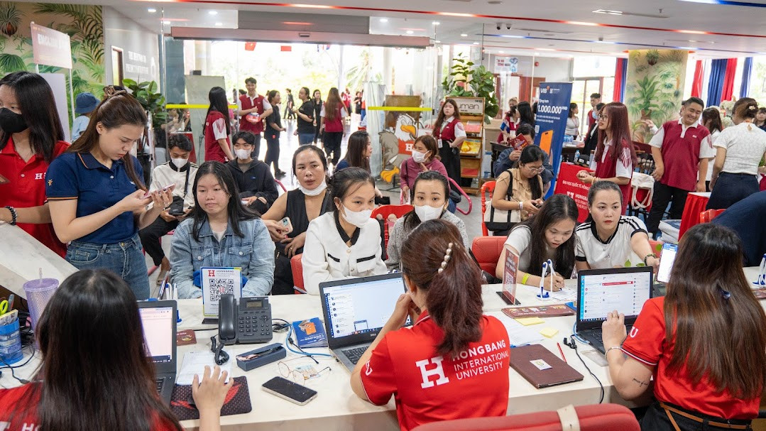 Các thí sinh và phụ huynh thực hiện đăng ký xét tuyển tại trường ĐH Quốc tế Hồng Bàng.