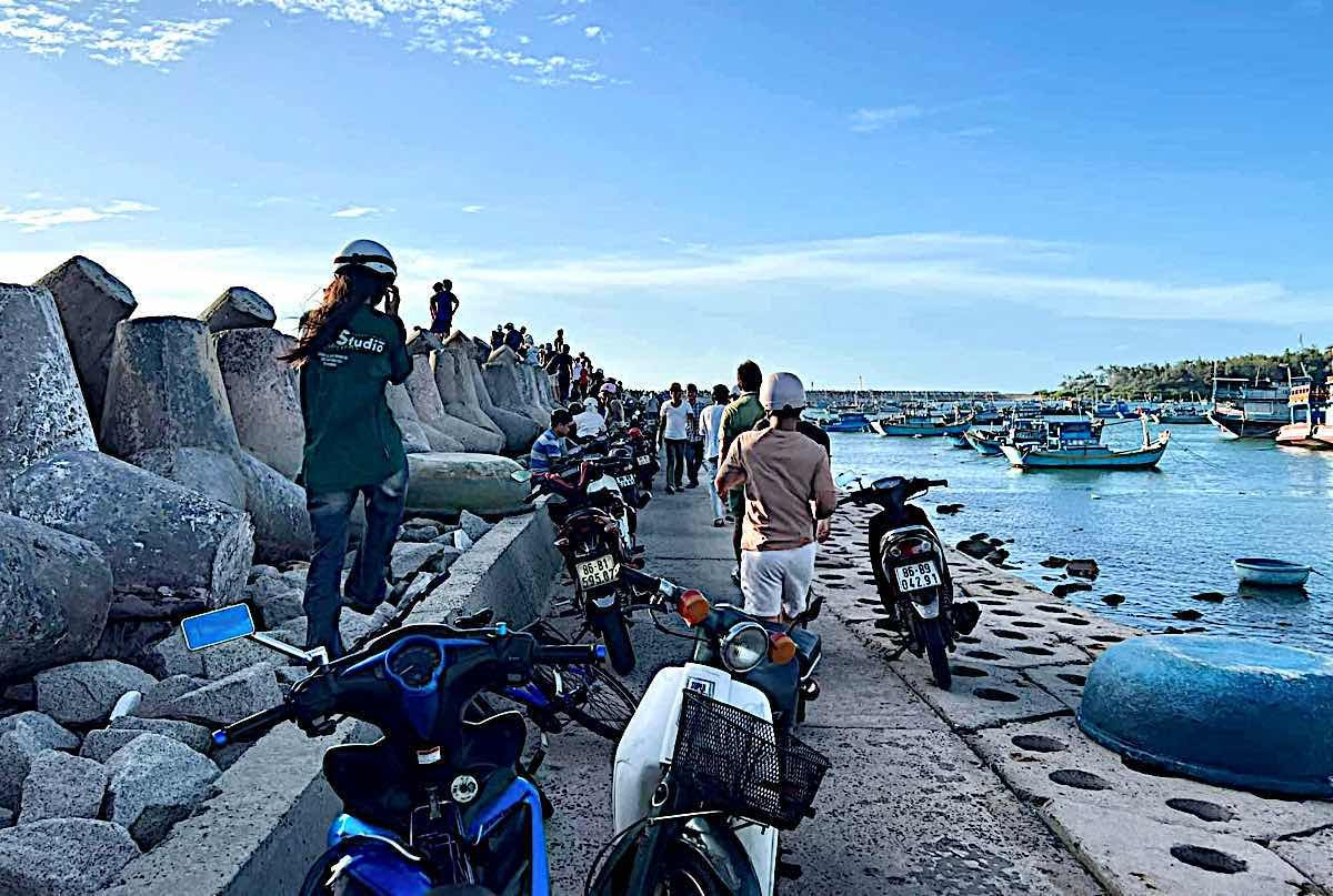 Rất đông người dân hiếu kỳ đến khu vực bờ kè Lăng Cô để theo dõi. Rất đông người dân hiếu kỳ đến khu vực bờ kè Lăng Cô để theo dõi.