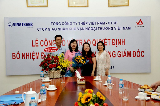 Bà Lê Hoàng Như Uyên (váy hồng) trong lễ bổ nhiệm chức Tổng Giám đốc Vinatrans cuối tháng 2/2021. Ảnh: Vinatrans. Bà Lê Hoàng Như Uyên (váy hồng) trong lễ bổ nhiệm chức Tổng Giám đốc Vinatrans cuối tháng 2/2021. Ảnh: Vinatrans.