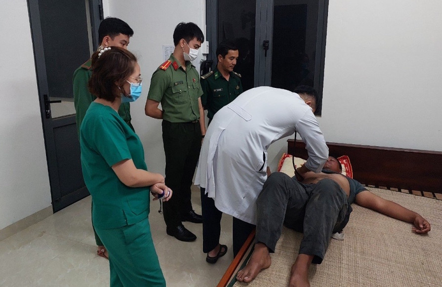 Thăm khám sức khoẻ cho các thuyền viên. Ảnh: Quang Anh. Thăm khám sức khoẻ cho các thuyền viên. Ảnh: Quang Anh.