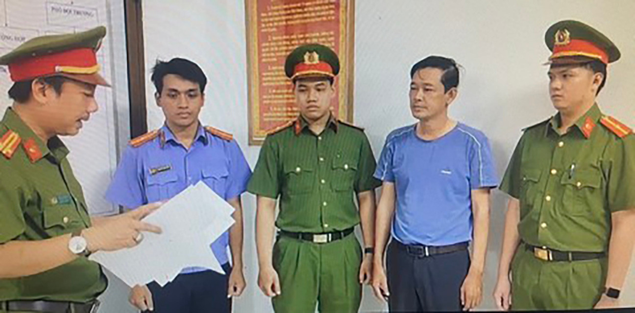 Công an tống đạt các quyết định tố tụng đối với Phan Phương Đại.