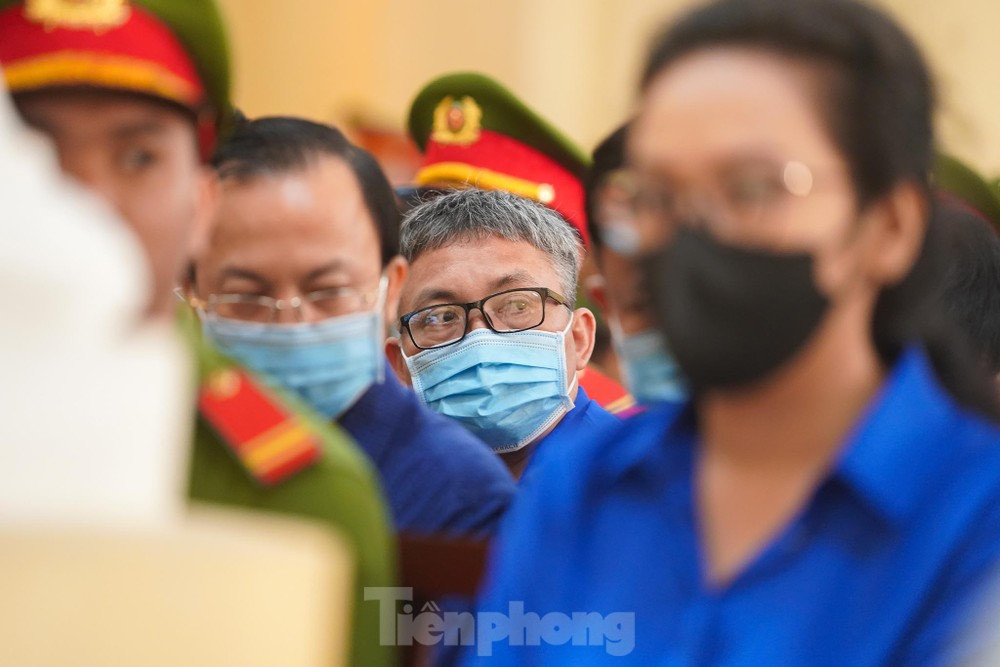 Các bị cáo trong phiên tòa sáng 8/3. Các bị cáo trong phiên tòa sáng 8/3.