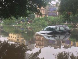 Những chiếc ô tô trông chờ... cứu hộ ảnh 2