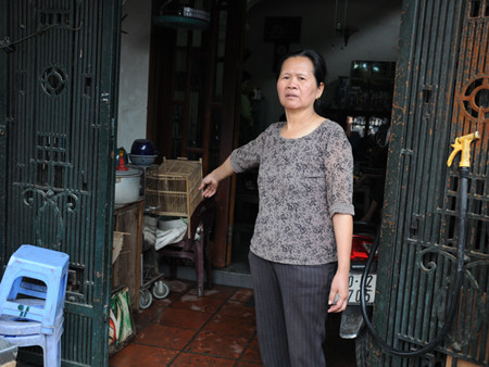 Cô Trần Thị Thanh ở ngay sát ngôi nhà bị cháy, bức xúc kể lại sự việc với phóng viên. Ảnh: Tuấn Nguyễn