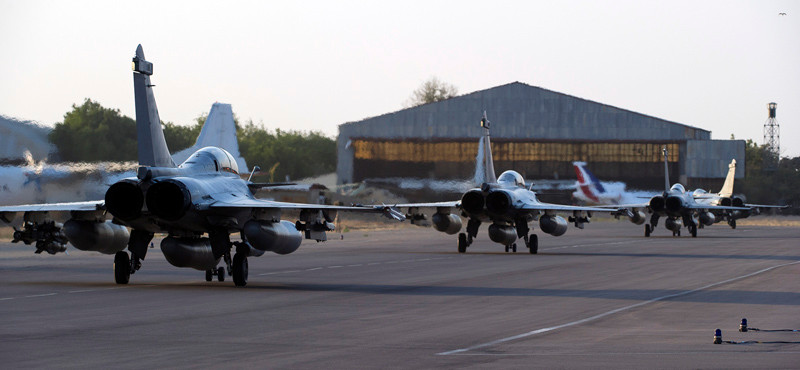 Ngày 13 tháng Giêng, máy bay Pháp thực hiện không kích vào các mục tiêu của phiến quân Hồi giáo ở phía bắc đất nước