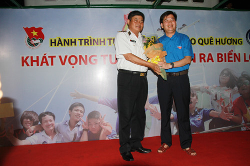 Tối 6/5, nhân dịp kỷ niệm 58 ngày truyền thống Hải quân nhân dân Việt Nam, bí thư T.Ư Đoàn Nguyễn Long Hải tặng hoa và quà thiếu tướng Bùi Sỹ Trinh.