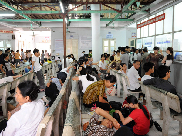 Việc tăng giá dịch vụ y tế sẽ đẩy mức đóng phí BHYT của người dân ngày càng cao. Ảnh: Hồng Vĩnh