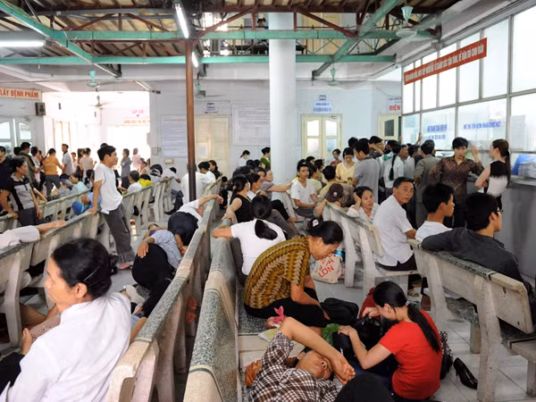 Việc tăng giá dịch vụ y tế sẽ đẩy mức đóng phí BHYT của người dân ngày càng cao. Ảnh: Hồng Vĩnh