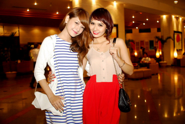 Chi Pu và Huyền Lizzie.Một nàng xinh tươi với style thủy thủ. Một nàng sành điệu cùng son đỏ, jumpsuit đỏ.