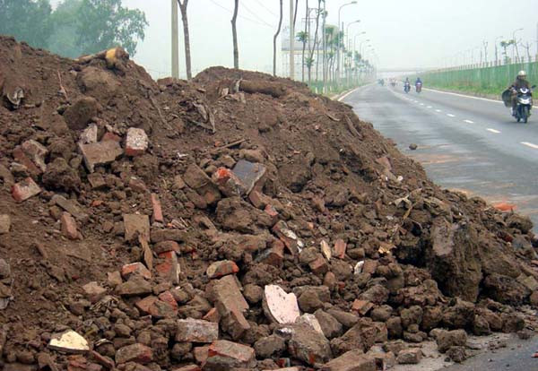Phế thải ngổn ngang trên đại lộ Thăng Long