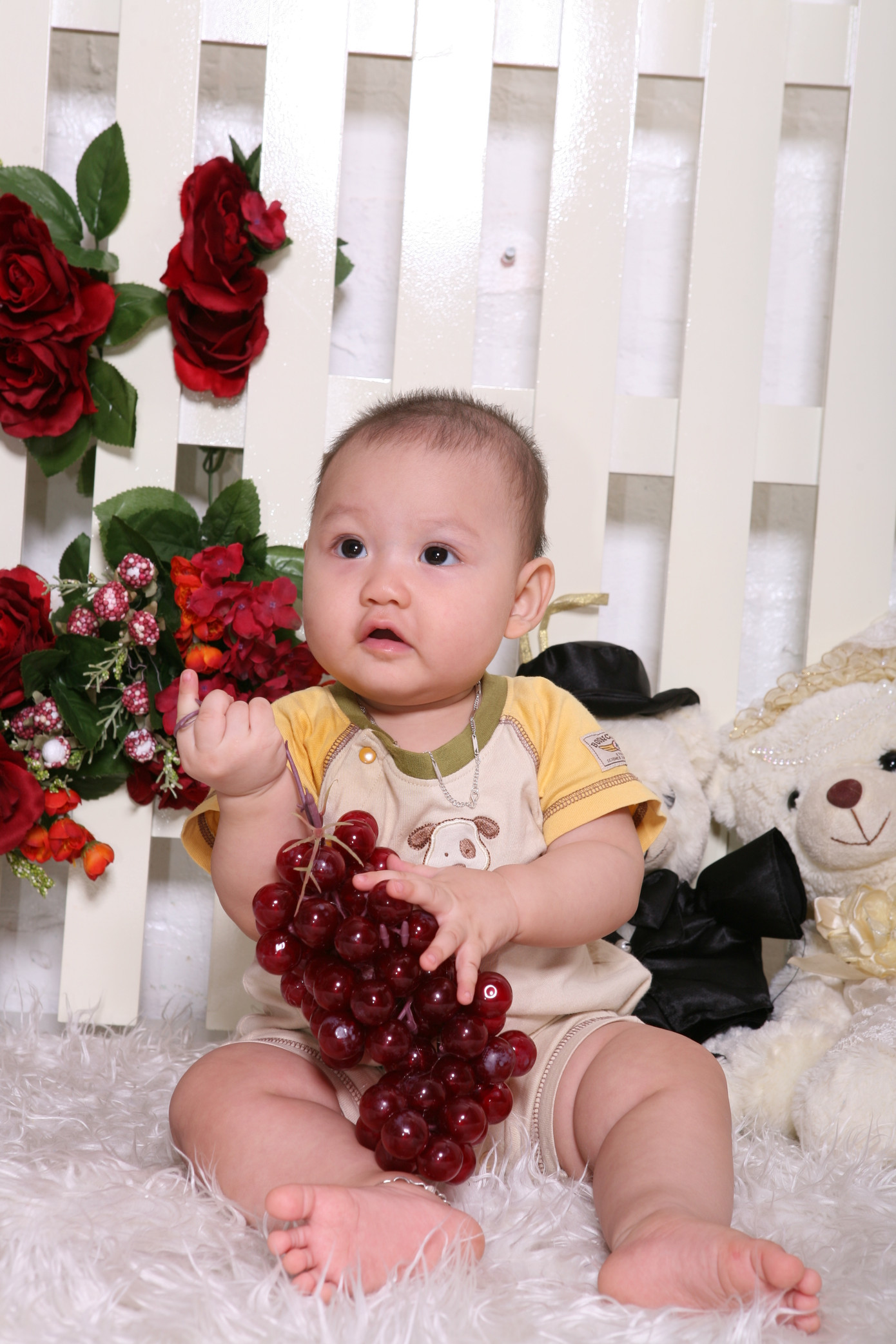 Mới mấy tháng trước thôi, Teddy trông y hệt một cu cậu ấy! Bây giờ thì Teddy cũng váy, cũng kẹp tóc, cũng "sexy" như ai!