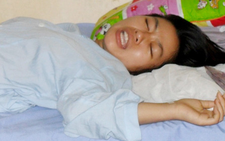 Nữ sinh viên Hoàng Thị Trà đang điều trị tại bệnh viện - Ảnh: Tuổi trẻ. Nữ sinh viên Hoàng Thị Trà đang điều trị tại bệnh viện - Ảnh: Tuổi trẻ