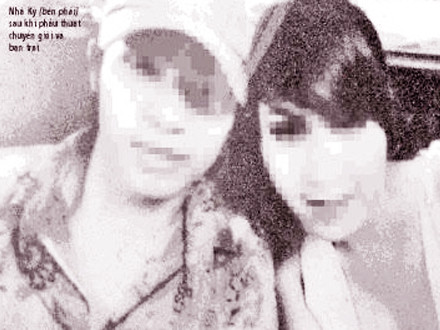 Nhã Kỳ (bên phải) sau khi phẫu thuật chuyển giới và bạn trai