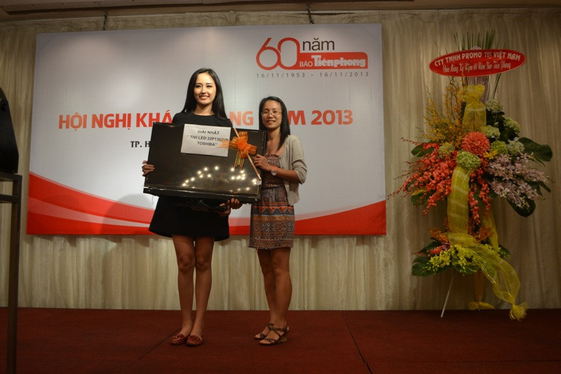 Hoa hậu Mai Phương Thúy và Đặng Thu Thảo trao quà cho khách hàng may mắn