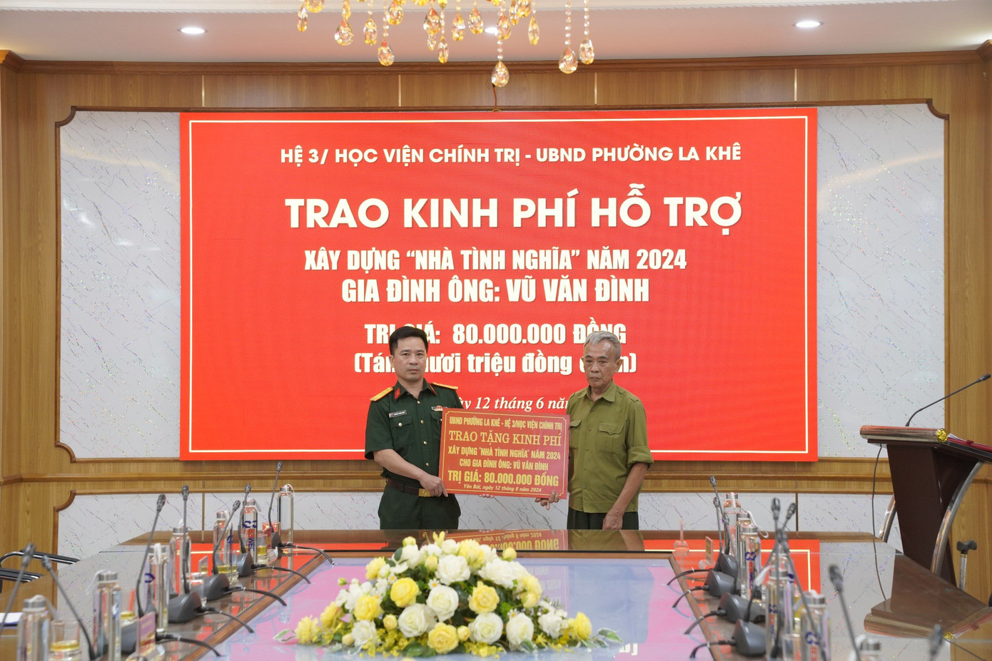 Thượng tá Nguyễn Thành Diện, Bí thư Đảng ủy, Chính trị viên Hệ 3 đại diện đoàn công tác trao số tiền 80 triệu đồng hỗ trợ xây nhà tình nghĩa cho thương binh Vũ Văn Đình