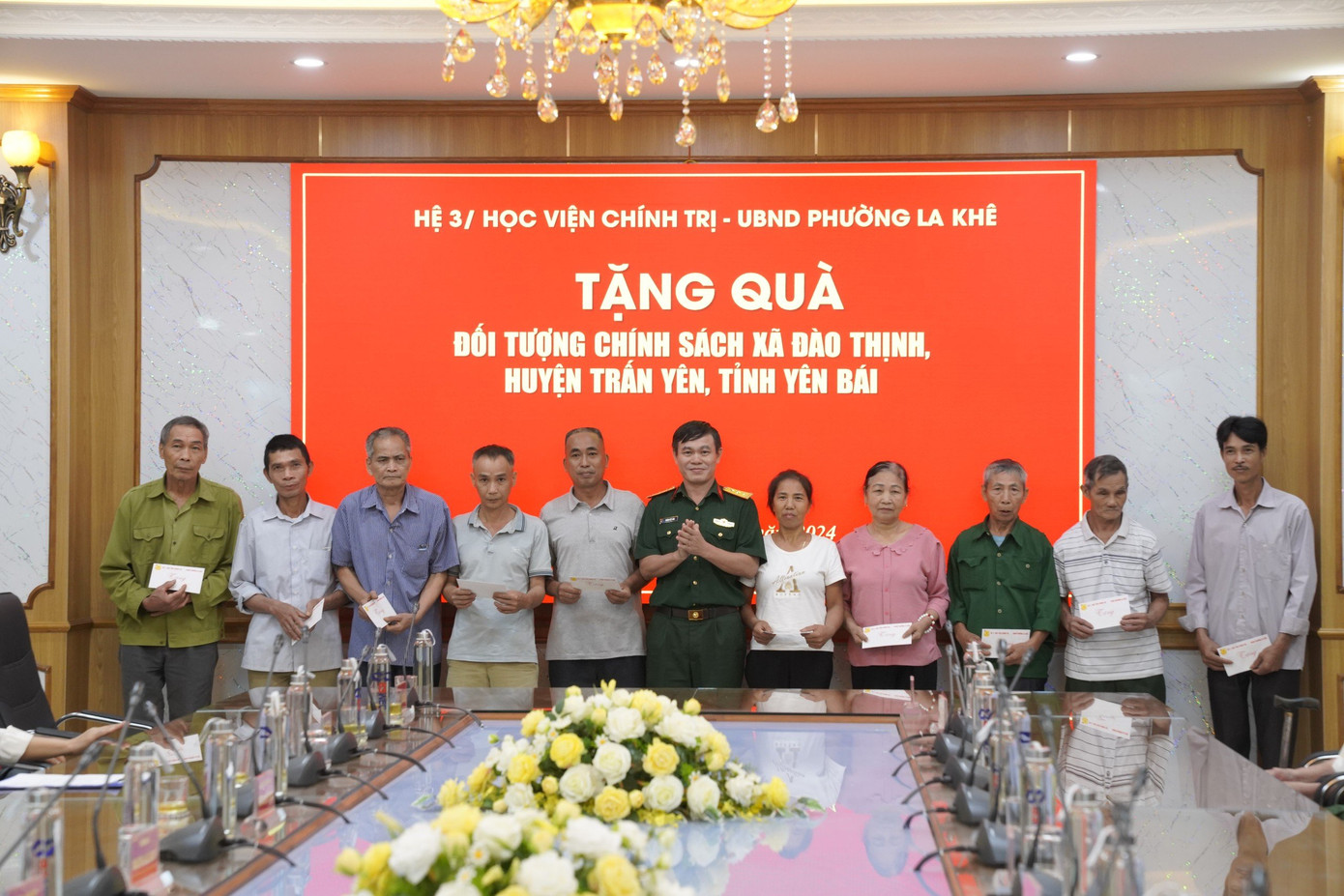 Cũng trong dịp này đoàn công tác trao tặng 20 suất quà cho các gia đình chính sách, các cháu học sinh nghèo vượt khó tại địa phương.