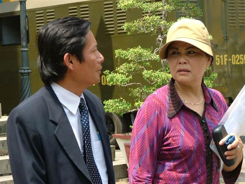 Bà Nguyễn Diên Hồng đang trao đổi với luật sư bào chữa cho chồng và con bà, ông Phan Trung Hoài. Ảnh: Hữu Vinh.