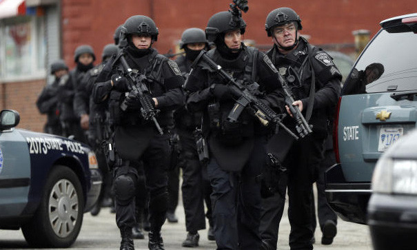 An ninh Mỹ săn đuổi nghi phạm 19 tuổi đang chạy trốn . An ninh Mỹ săn đuổi nghi phạm 19 tuổi đang chạy trốn