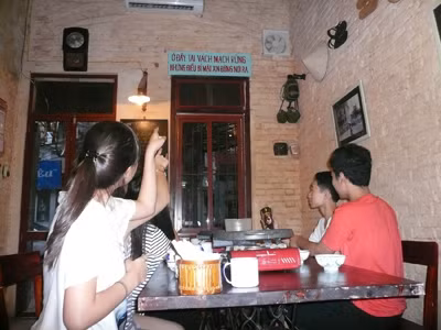 Các bạn trẻ thú vị với câu khẩu hiệu treo trong quán