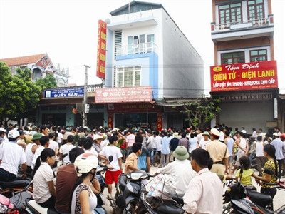 Hàng trăm người dân đến theo dõi vụ việc, khiến giao thông ách tắc.