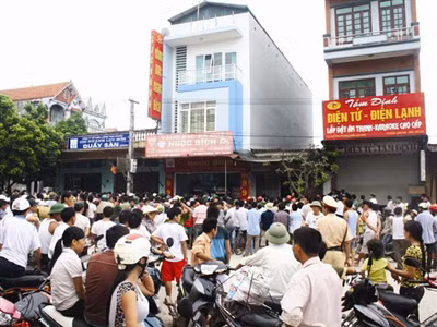 Hàng trăm người dân đến theo dõi vụ việc, khiến giao thông ách tắc.