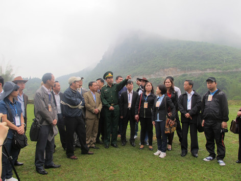 Tại thác Bản Giốc, kiều bào được nghe chiến sỹ đồn biên phòng Đàm Thủy, Cao Bằng giới thiệu về quá trình phân định mốc cắm trên cạn và trên sông . Tại thác Bản Giốc, kiều bào được nghe chiến sỹ đồn biên phòng Đàm Thủy, Cao Bằng giới thiệu về quá trình phân định mốc cắm trên cạn và trên sông