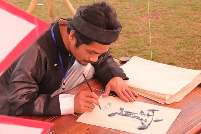 Các công dân toàn cầu cũng có cơ hội được trải nghiệm Tết xưa với ông đồ - câu đối đỏ 