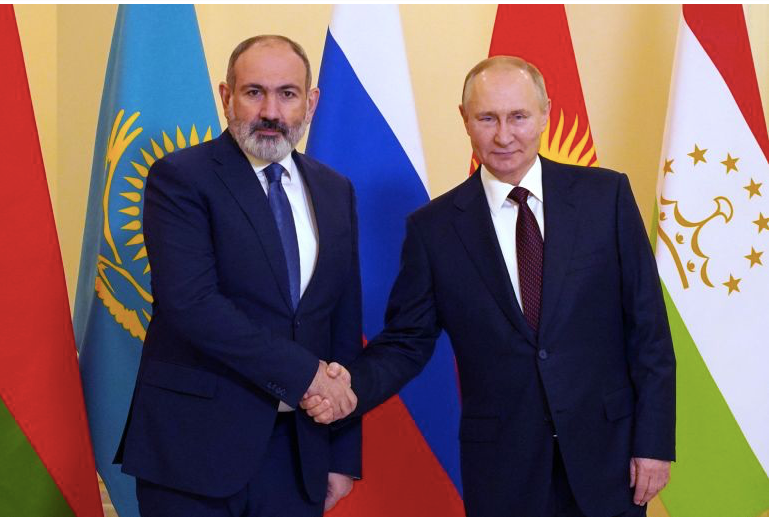 Thủ tướng Armenia Nikol Pashinyan (trái) trong một cuộc gặp Tổng thống Nga Vladimir Putin. (Ảnh: AP) Thủ tướng Armenia Nikol Pashinyan (trái) trong một cuộc gặp Tổng thống Nga Vladimir Putin. (Ảnh: AP)