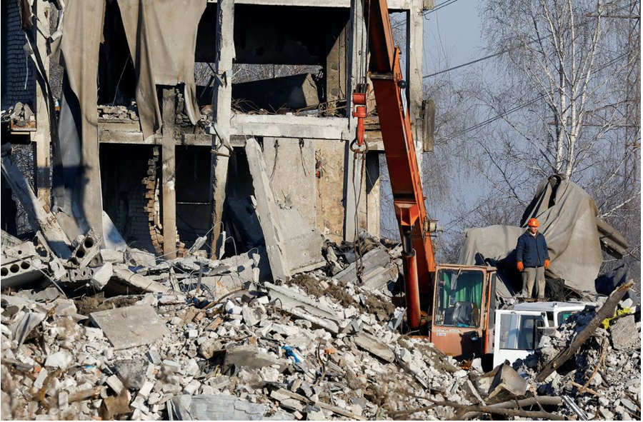 Vụ tấn công bằng rốc két phá nát ngôi trường đang được sử dụng làm căn cứ quân sự. (Ảnh: Reuters)