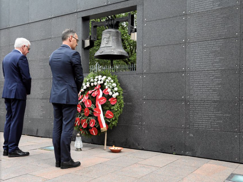 Ngoại trưởng Đức Heiko Maas và người đồng cấp Ba Lan Jacek Czaputowicz thăm bức tường tưởng niệm các nạn nhân của cuộc nổi dậy Warsaw. (Ảnh: Reuters)